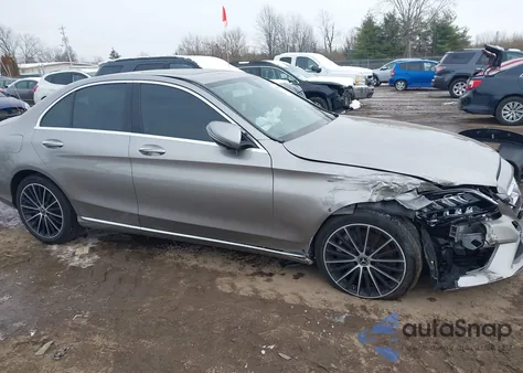 2019 Mercedes-Benz C 300 4Matic z USA, uszkodzony, nr VIN 55SWF8EB0KU283732